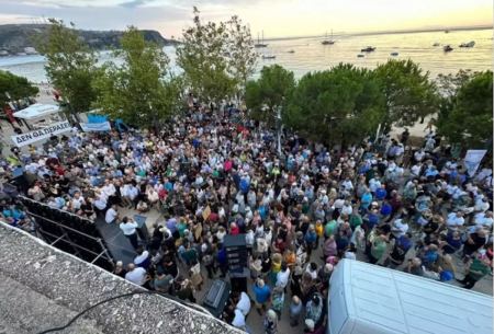 Μαζικό παρών στη συγκέντρωση διαμαρτυρίας στη Χειμάρρα για τον Φρέντι Μπελέρη - Το μήνυμά του μέσα από τη φυλακή, παρόντες Έλληνες πολιτικοί
