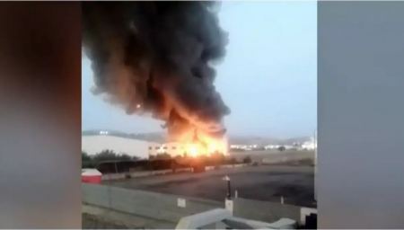 Μεγάλη φωτιά σε εργοστάσιο στα Οινόφυτα - Μήνυμα από το 112 στους κατοίκους