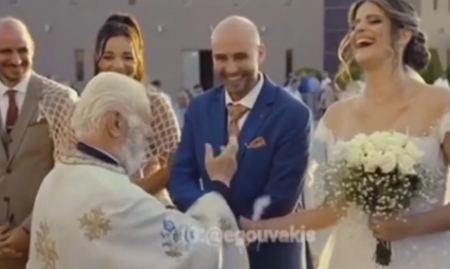 Ιερέας μπέρδεψε τη νύφη με την κουμπάρα την ώρα του μυστηρίου: Το viral βίντεο!