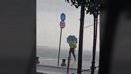 Χαλαρός τύπος στη Θεσσαλονίκη χορεύει στη βροχή και γίνεται viral