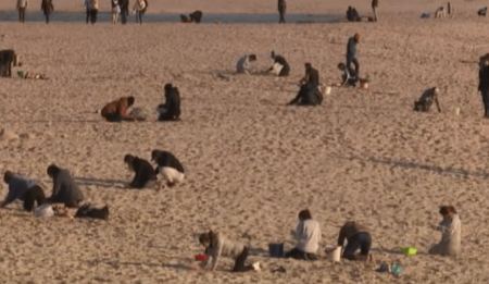 Ισπανία: Εκατομμύρια πλαστικά σφαιρίδια ξεβράστηκαν σε ακτές