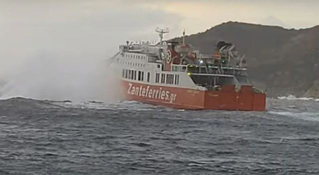 Η μάχη του &quot;Διονύσιος Σολωμός&quot; με τα κύματα για να δέσει στο λιμάνι της Σίφνου [βίντεο]
