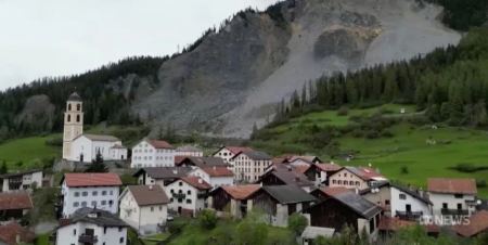 Το χωριό που πρόκειται να συνθλιβεί: Εντολή σε 100 Ελβετούς να εγκαταλείψουν τώρα τα σπίτια τους, δείτε βίντεο