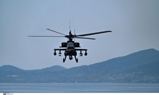 Στρατιωτικό ελικόπτερο Apache έκανε αναγκαστική προσγείωση σε παραλία της Εύβοιας