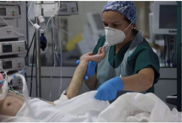 Πάσχα με σοβαρούς τραυματισμούς από βεγγαλικά - Διασωληνωμένος στη ΜΕΘ του «Γεννηματάς» ο 27χρονος από το Λεωνίδιο