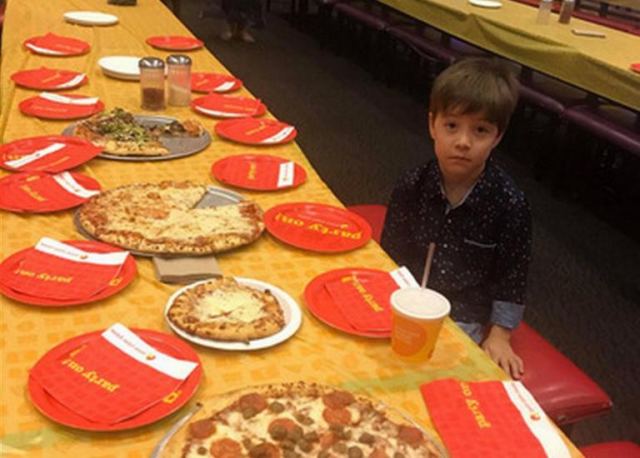 Έτσι γιόρτασε τελικά τα γενέθλιά του ο 6χρονος Τέντι που άφησαν ολομόναχο οι συμμαθητές του! [video]