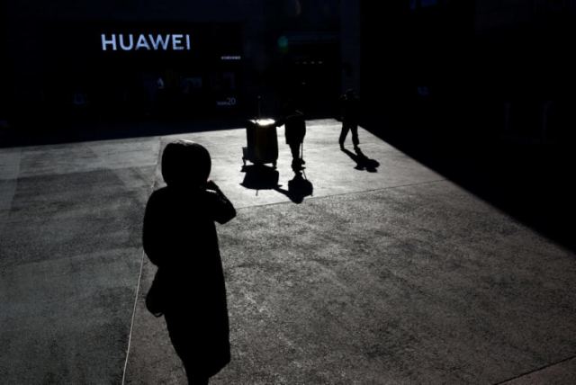 Huawei: Νέο &quot;χτύπημα&quot; στον τεχνολογικό κολοσσό - Σύλληψη δύο υπαλλήλων της στην Πολωνία