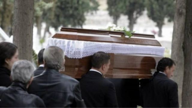 Αναστάτωση σε κηδεία: Άνοιξαν το φέρετρο και δεν πίστευαν στα μάτια τους...