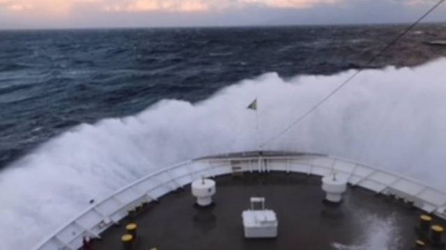 Χίος: Πλοίο της γραμμής διέσωσε ναυαγό - &quot;Ταξίδευε&quot; από την Τουρκία με ξύλινη σχεδία