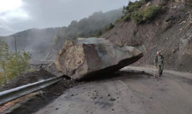 Ευρυτανία: Έπεσε τεράστιος βράχος - Από κάτω ήταν σπίτι - ΦΩΤΟ