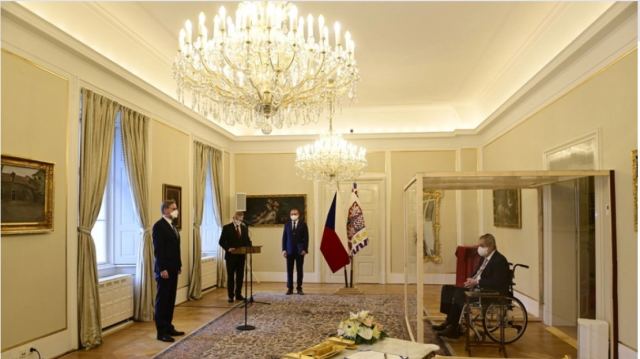 Τσεχία: Ο πρόεδρος έχει κορωνοϊό και διόρισε τον νέο πρωθυπουργό μέσα από ένα κουτί από πλεξιγκλάς