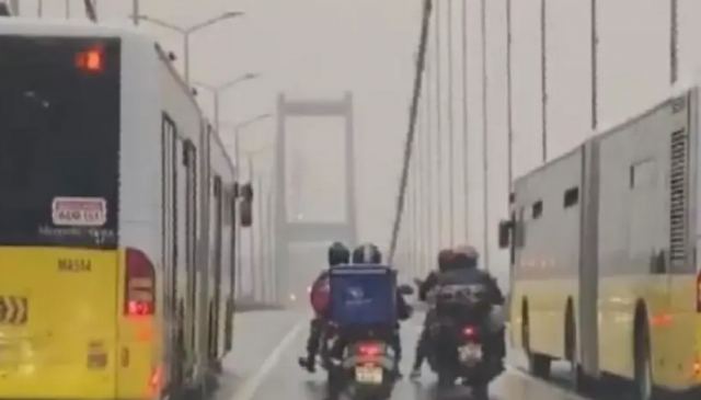 Λεωφορεία σχημάτισαν «τείχος» σε γέφυρα στην Τουρκία για να προφυλάξουν μοτοσυκλετιστές από τον άνεμο
