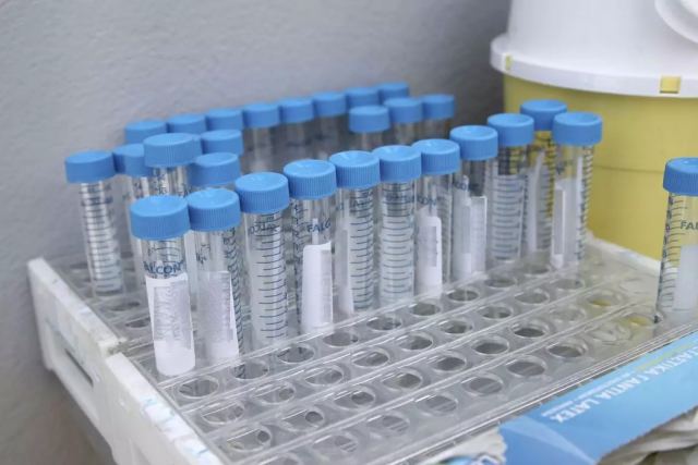 Εταιρεία με Έλληνες επιστήμονες “φρέναρε” τον κορωνοϊό! “Καλύτερα αποτελέσματα κι από τα εμβόλια”