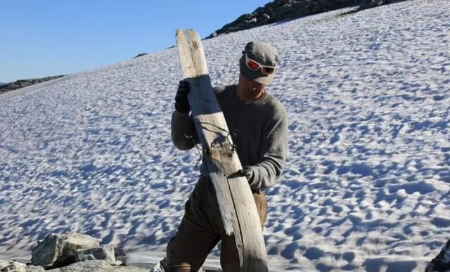 Νορβηγία: Ανακαλύφθηκε το αρχαιότερο ζευγάρι ξύλινων πέδιλων σκι... 1.300 ετών!
