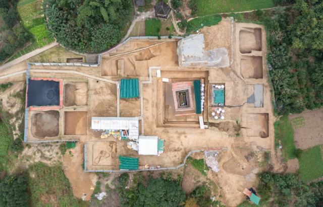 Αρχαιολόγοι άνοιξαν για πρώτη φορά αρχαίο τάφο 2.100 ετών: Αποκαλύφθηκαν εκπληκτικοί κρυμμένοι θησαυροί