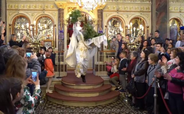 Χίος: «Ξαναχτύπησε»ο… ιπτάμενος παπάς – «Φαντασμαγορική» πρώτη Ανάσταση και πάλι! video