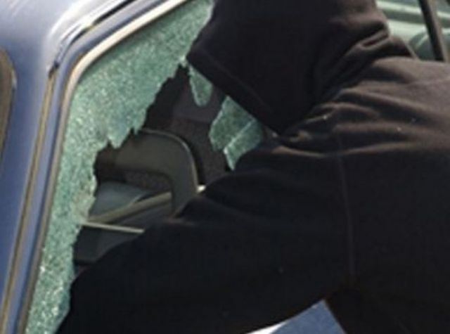 Λαμία: Ανήλικοι πίσω από το σπάσιμο παραθύρου αυτοκινήτου και κλοπή αντικειμένων