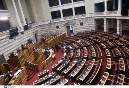 Βουλή: Κόντρα στη συζήτηση για εξεταστική επιτροπή για τις «λίστες Πέτσα» - Αντιδράσεις για την πρόταση της ΝΔ