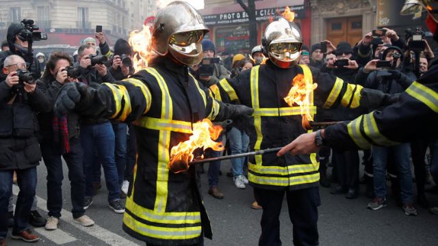 Παρίσι: Σφοδρές συγκρούσεις μεταξύ αστυνομικων και πυροσβεστών