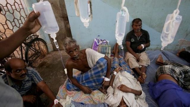 Iνδία: Περισσότεροι από 100 άνθρωποι πέθαναν από νοθευμένο αλκοόλ