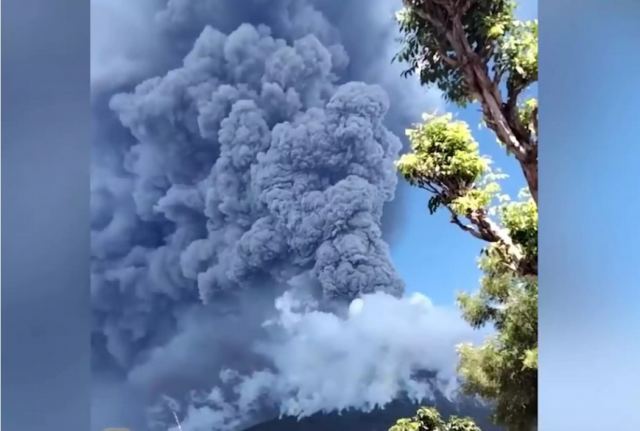 Ινδονησία: “Ξύπνησε” το ηφαίστειο Λεβοτόλο! Εικόνες που κόβουν την ανάσα