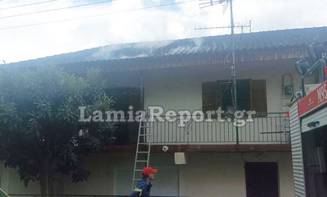 Πυρκαγιά σε σπίτι στο Σταυρό Λαμίας - Εγκλωβίστηκε μέσα ο ιδιοκτήτης του (ΒΙΝΤΕΟ-ΦΩΤΟ)