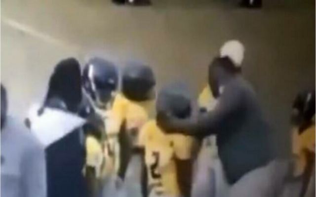 Εικόνες - σοκ στις ΗΠΑ: Προπονητής ποδοσφαίρου «πιάστηκε» να χτυπάει 9χρονο παίκτη του