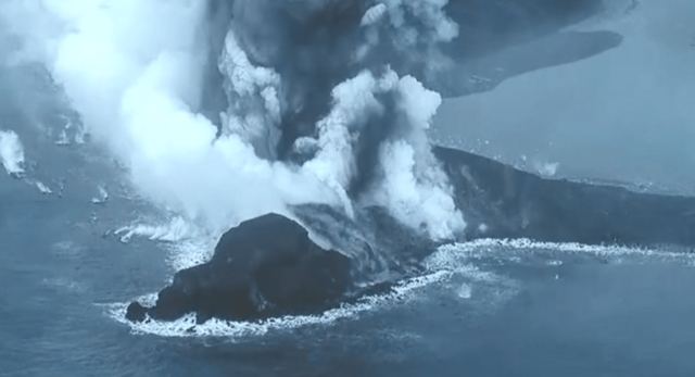 Η στιγμή που ηφαιστειακά πετρώματα πετάγονται σε 200 μέτρα ύψος