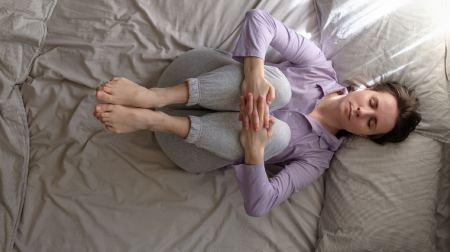 Αϋπνία: Τρεις κινήσεις ματ που θα σας χαλαρώσουν πριν τον ύπνο – Όλοι μπορούν να τις κάνουν