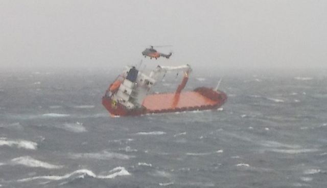 Φωτογραφίες και βίντεο από τη διάσωση πληρώματος φορτηγού πλοίου