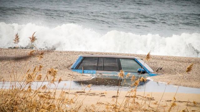 Δείτε το αυτοκίνητο που θάφτηκε στην άμμο στην Πρέβεζα!