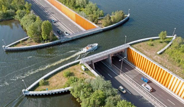 Η υδάτινη γέφυρα στην Ολλανδία που τα αυτοκίνητα «βυθίζονται» μέσα στο νερό