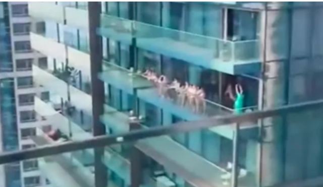 Οι γυμνές γυναίκες σε μπαλκόνι ουρανοξύστη που προκάλεσαν οργή