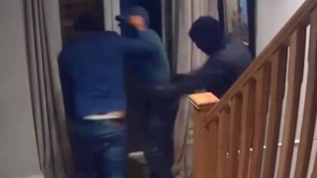 Ατρόμητος άνδρας πλακώνεται με τρεις κλέφτες που μπήκαν στο σπίτι του (vid)
