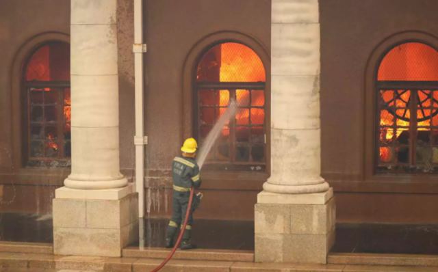 Νότια Αφρική: Μεγάλη φωτιά στο Κέιπ Τάουν – Στις φλόγες και το πανεπιστήμιο (pics, vid)