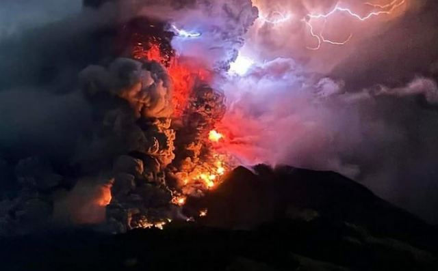 Ινδονησία: Στάχτη και λάβα μετά την έκρηξη του ηφαιστείου - Έκλεισε το αεροδρόμιο, εκκενώθηκαν περιοχές