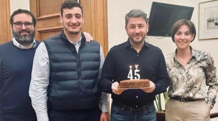 Γενέθλια για τον Νίκο Ανδρουλάκη, έγινε 45 ετών: Η φωτογραφία με την τούρτα