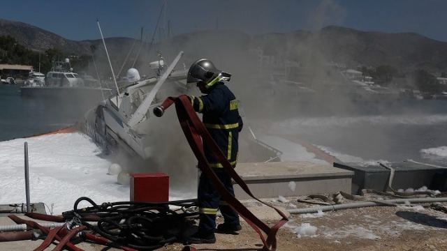Πυρκαγιά σε τρία σκάφη στις Σπέτσες - Από το περιστατικό δεν παρατηρήθηκε θαλάσσια ρύπανση