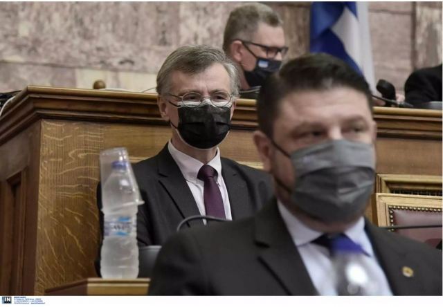Τσιόδρας με διπλή μάσκα στη Βουλή: «Θα επικρατήσουν παντού οι μεταλλάξεις»