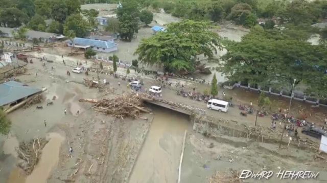 Ινδονησία: 42 νεκροί από τις καταστροφικές πλημμύρες [pics]