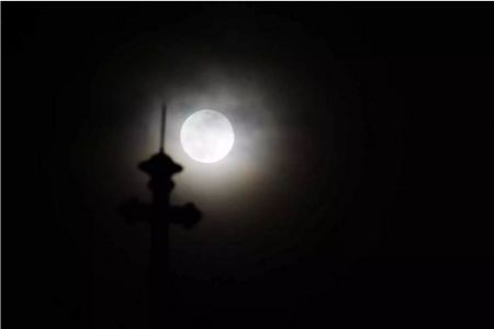 Πανσέληνος Μαρτίου: Το «Φεγγάρι του Σκουληκιού» στον νυχτερινό ουρανό