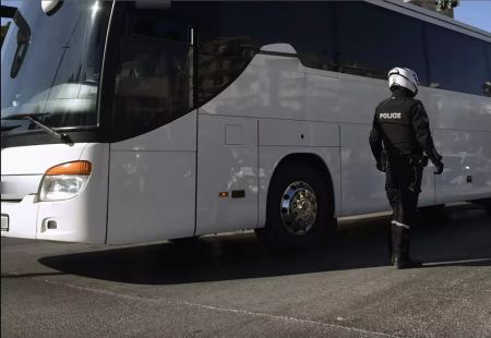 Φωτιά σε λεωφορείο στο Σπαθοβούνι – Μεταφέρει μαθητές από σχολείο της Αττικής