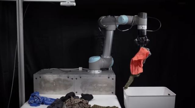 Σιχαίνεστε το συμμάζεμα; Επιστήμονες ανέπτυξαν ρομπότ AI που μαζεύει τα πεταμένα ρούχα