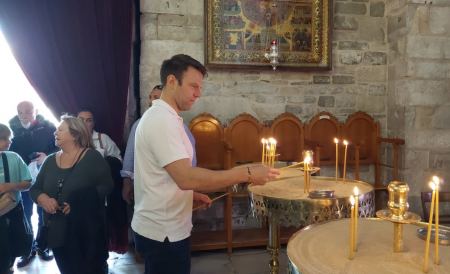 Ο Κασσελάκης έκανε δωρεά στην Παναγία Πορταΐτισσα - «Δάκρυσε όταν είδε την καμμένη εκκλησία»