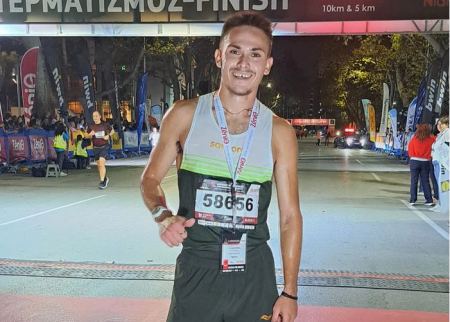 Ο Λαμιώτης Μάριος Αναγνώστου τερμάτισε πρώτος στα 10χλμ στον Ημιμαραθώνιο της Θεσσαλονίκης!