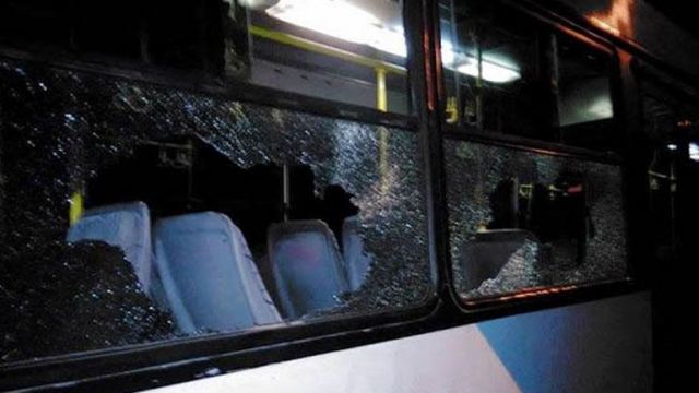 Πέτρες σε λεωφορεία στην Αθήνα - Μία γυναίκα τραυματίας!