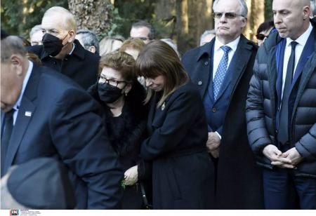 Μωυσής Ελισάφ: Η κηδεία και η αγκαλιά της Κατερίνας Σακελλαροπούλου στην σύζυγό του