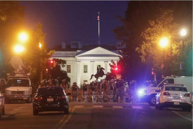 ΗΠΑ: Ξεφεύγει η κατάσταση! Στρατός με βαρύ οπλισμό στην Ουάσινγκτον – Χαμός και πάλι έξω από τον Λευκό Οίκο (video)