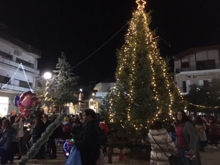 Άναψε το χριστουγεννιάτικο δέντρο στο Μαρτίνο (ΦΩΤΟ)