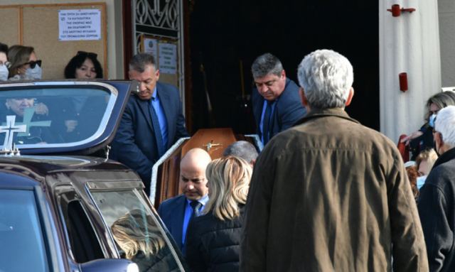 Λάρισα: Θρήνος στην κηδεία του 55χρονου που σκοτώθηκε στο τροχαίο στο Βουκουρέστι [εικόνες - βίντεο]